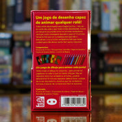 Vista trasera del juego de mesa 'A Fake Artist Goes to New York' con detalles y componentes, en Mana House - Humor. Bluffing, Deducción, Humor.