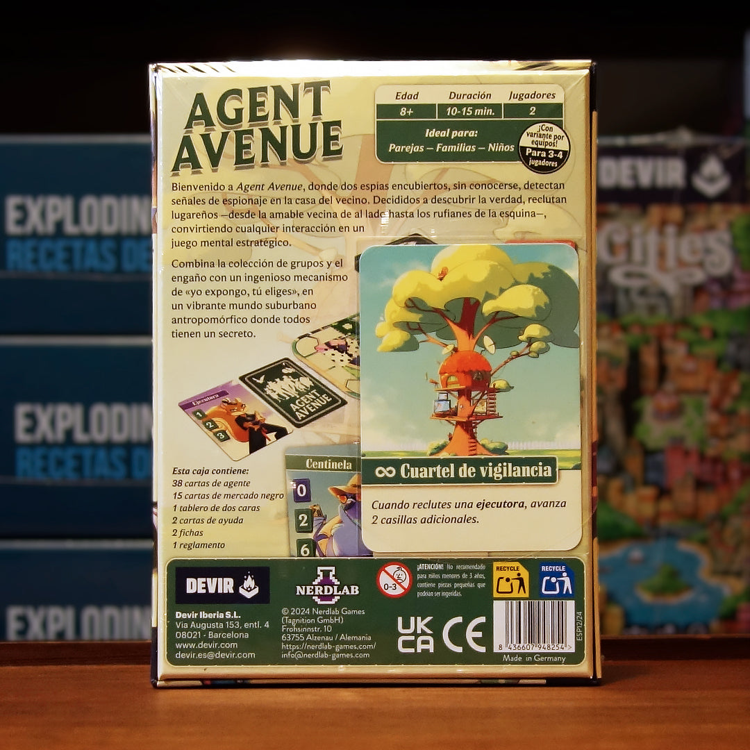 Trasera del juego 'Agent Avenue: Hay algo turbio en el vecindario' disponible en Mana House – Reclutamiento de personajes, Deducción y faroleo, Interacciones estratégicas, Secretos y sospechas, Juego competitivo.