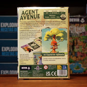 Trasera del juego 'Agent Avenue: Hay algo turbio en el vecindario' disponible en Mana House – Reclutamiento de personajes, Deducción y faroleo, Interacciones estratégicas, Secretos y sospechas, Juego competitivo.