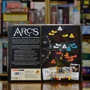 Trasera del juego Arcs disponible en Mana House – Juego estratégico competitivo, Cartas de acción multiuso, Declaración de ambiciones, Combate con dados personalizados, Flotas y agentes de madera, Alta rejugabilidad.