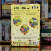 Trasera del juego Bajo las Hojas disponible en Mana House – Refugio natural, Fauna diminuta, Hongos y charcos, Observación y descubrimiento, Conexión con la naturaleza. Under the Leaves