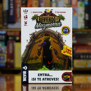 Portada del juego 'Bienvenido a la Mazmorra' (versión IELLO) disponible en Mana House – Juego de faroleo y valentía, ambientado en una mazmorra repleta de monstruos. Ilustraciones coloridas de estilo occidental. Welcome to The Dungeon