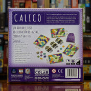 Trasera del juego 'Calico' disponible en Mana House – Combina colores y patrones para ganar puntos, Atrae gatos y cose botones, Diseño personal de colcha, Mecánica sencilla pero estratégica, Ilustraciones vibrantes.