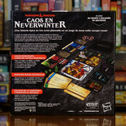 Trasera del juego 'Dungeons & Dragons: Caos en Neverwinter' disponible en Mana House – Investiga desapariciones, Explora tabernas y la Infraoscuridad, Combate monstruos icónicos de D&D, Personajes personalizables, Historia con múltiples desenlaces. . Dungeons & Dragons: Bedlam in Neverwinter