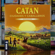 Portada del juego Catán: Ciudades y Caballeros disponible en Mana House – Expansión del juego base, Gestión de mercancías, Murallas y metrópolis, Bárbaros al ataque, Estrategia avanzada. 
CATAN: Cities & Knights