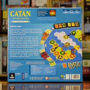 Trasera del juego Catán: Navegantes disponible en Mana House – Ocho escenarios incluidos, Nuevas islas por descubrir, Comercio con oro, Compatible con Ciudades y Caballeros y Mercaderes y Bárbaros, Requiere juego base. CATAN: Seafarers
