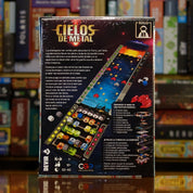 Trasera del juego 'Cielos de Metal' disponible en Mana House – Campaña con múltiples misiones, Gestión de recursos, Expansión de base subterránea, Naves enemigas descendiendo, Mecánica innovadora de dados. Under Falling Skies