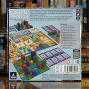 Trasera del juego 'Cities' disponible en Mana House – Crea vecindarios únicos, Mecánicas de colocación y recolección, Visita ciudades emblemáticas, De 2 a 4 jugadores, Desarrolla el mejor proyecto urbano.