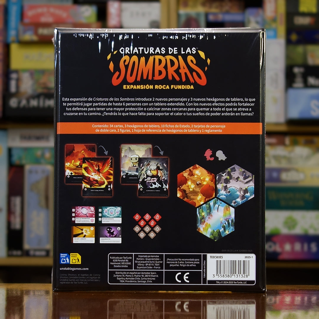 Trasera del juego Criaturas de las Sombras: Expansión Roca Fundida disponible en Mana House – Hasta 6 jugadores, Nuevas casillas hexagonales, Fortificación de defensas, Terreno ardiente, Contenido adicional para ampliar la experiencia del juego base. Casting Shadows: The Molten Rock Expansion