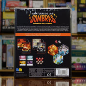 Trasera del juego Criaturas de las Sombras: Expansión Roca Fundida disponible en Mana House – Hasta 6 jugadores, Nuevas casillas hexagonales, Fortificación de defensas, Terreno ardiente, Contenido adicional para ampliar la experiencia del juego base. Casting Shadows: The Molten Rock Expansion