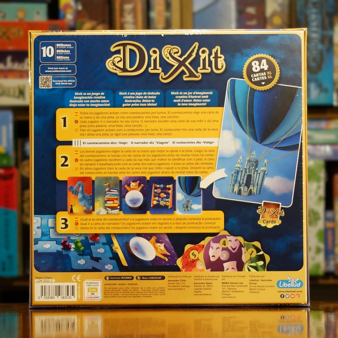 Vista trasera del juego de mesa 'Dixit' con detalles y componentes, en Mana House - Humor. Cartas, Humor.