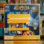 Vista trasera del juego de mesa 'Dixit' con detalles y componentes, en Mana House - Humor. Cartas, Humor.
