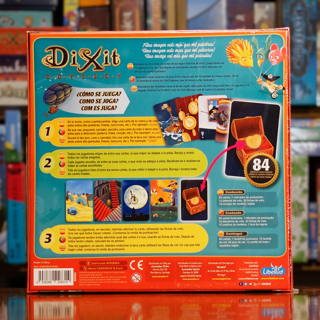 Vista trasera del juego de mesa 'Dixit Odyssey' con detalles y componentes, en Mana House - Humor. Cartas, Humor.