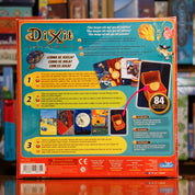 Vista trasera del juego de mesa 'Dixit Odyssey' con detalles y componentes, en Mana House - Humor. Cartas, Humor.