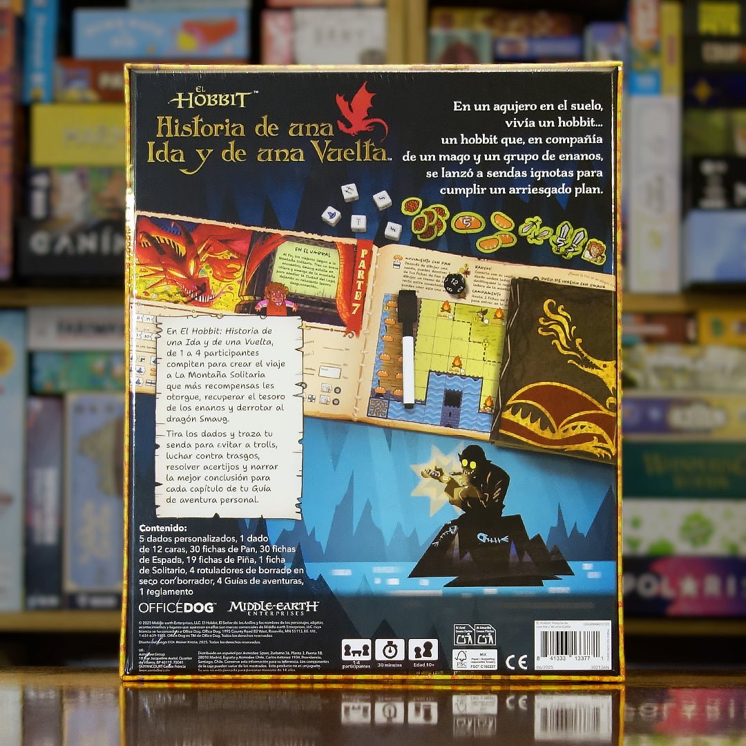 Trasera del juego El Hobbit: Historia de una Ida y de una Vuelta disponible en Mana House – Selección de dados, Objetivos variables por capítulo, Gestión de recursos, Progresión narrativa, Juego competitivo de aventuras. The Hobbit: There and Back Again