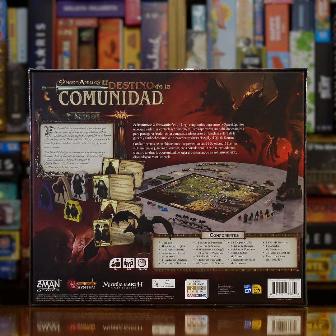 Trasera del juego El Señor de los Anillos: Destino de la Comunidad™ disponible en Mana House – Escenarios variados con objetivos distintos, 13 personajes jugables, 24 objetivos y 14 eventos, Nazgûl y el Ojo de Sauron como amenazas, Modo solitario incluido, Alta rejugabilidad. 
The Lord of the Rings: Fate of the Fellowship