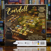 Trasera del juego 'Everdell: Edición Esencial' disponible en Mana House – Sin modo solitario, Desarrollo de ciudad, Construcción de edificios y eventos, Estrategias variadas con cartas, Mundo mágico de Everdell.