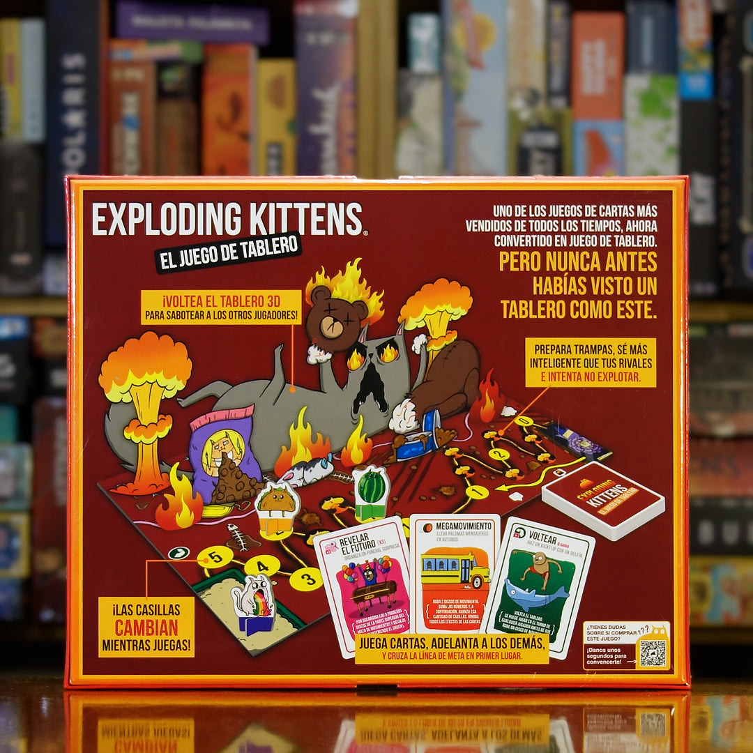 Trasera del juego 'Exploding Kittens: El Juego de Tablero' disponible en Mana House – Trayecto con trampas, Cartas locas, Alianzas temporales, Cambio de tablero durante la partida, Ideal para grupos que disfrutan del caos y la risa. Gatitos Explosivos. The Board Game