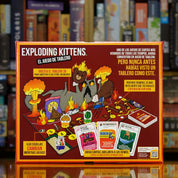 Trasera del juego 'Exploding Kittens: El Juego de Tablero' disponible en Mana House – Trayecto con trampas, Cartas locas, Alianzas temporales, Cambio de tablero durante la partida, Ideal para grupos que disfrutan del caos y la risa. Gatitos Explosivos. The Board Game