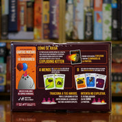 Vista trasera del juego de mesa 'Exploding Kittens: Party Pack' con detalles y componentes, en Mana House - Humor. Animales, Cartas, Humor. Gatitos Explosivos