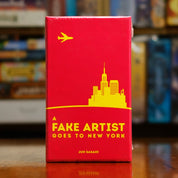 Portada del juego de mesa 'A Fake Artist Goes to New York' disponible en Mana House - Humor. Bluffing, Deducción, Humor.