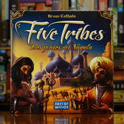 Portada del juego 'Five Tribes: Los Genios de Naqala' disponible en Mana House – Estrategia táctica, Inspirado en Las mil y una noches, Control de áreas, Gestión de recursos, Invocación de genios. Five Tribes: The Djinns of Naqala
