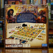 Trasera del juego 'Five Tribes: Los Genios de Naqala' disponible en Mana House – Movimiento y colocación de tribus, Competencia por el control del sultanato, Uso de poderes especiales de genios, Alta interacción entre jugadores. Five Tribes: The Djinns of Naqala
