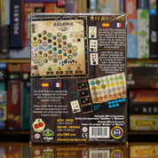 Trasera del juego 'Gold West – Edición Limitada' disponible en Mana House – Construcción de imperio minero, Optimización de suministros, Competencia por metales preciosos, Edición especial con contenido adicional, Planificación táctica. Limited Edition