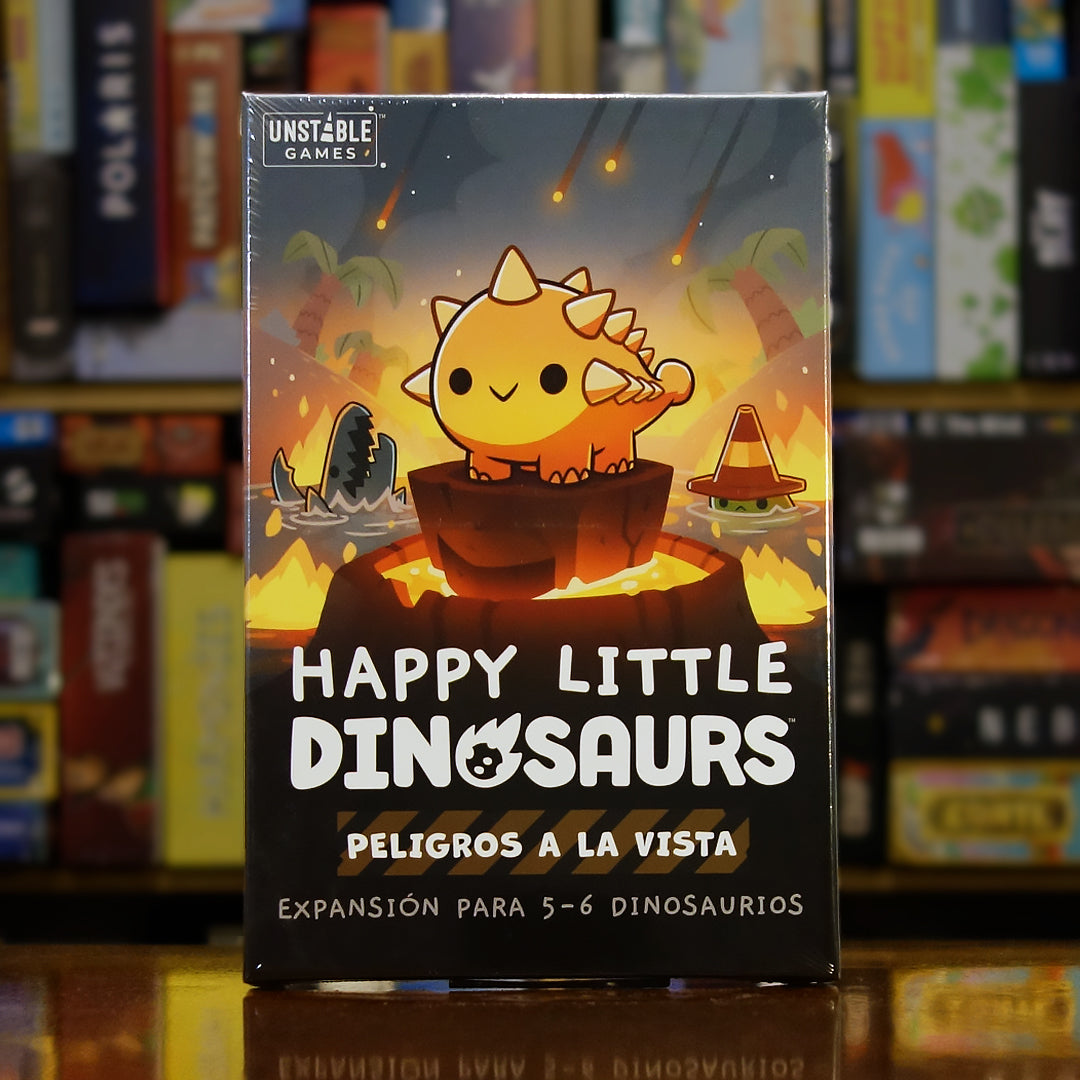 Portada de la expansión 'Happy Little Dinosaurs: Peligros a La Vista' disponible en Mana House – Expansión del juego base, Dinosaurios adorables, Desastres divertidos, Nuevos personajes, Estilo cómico.