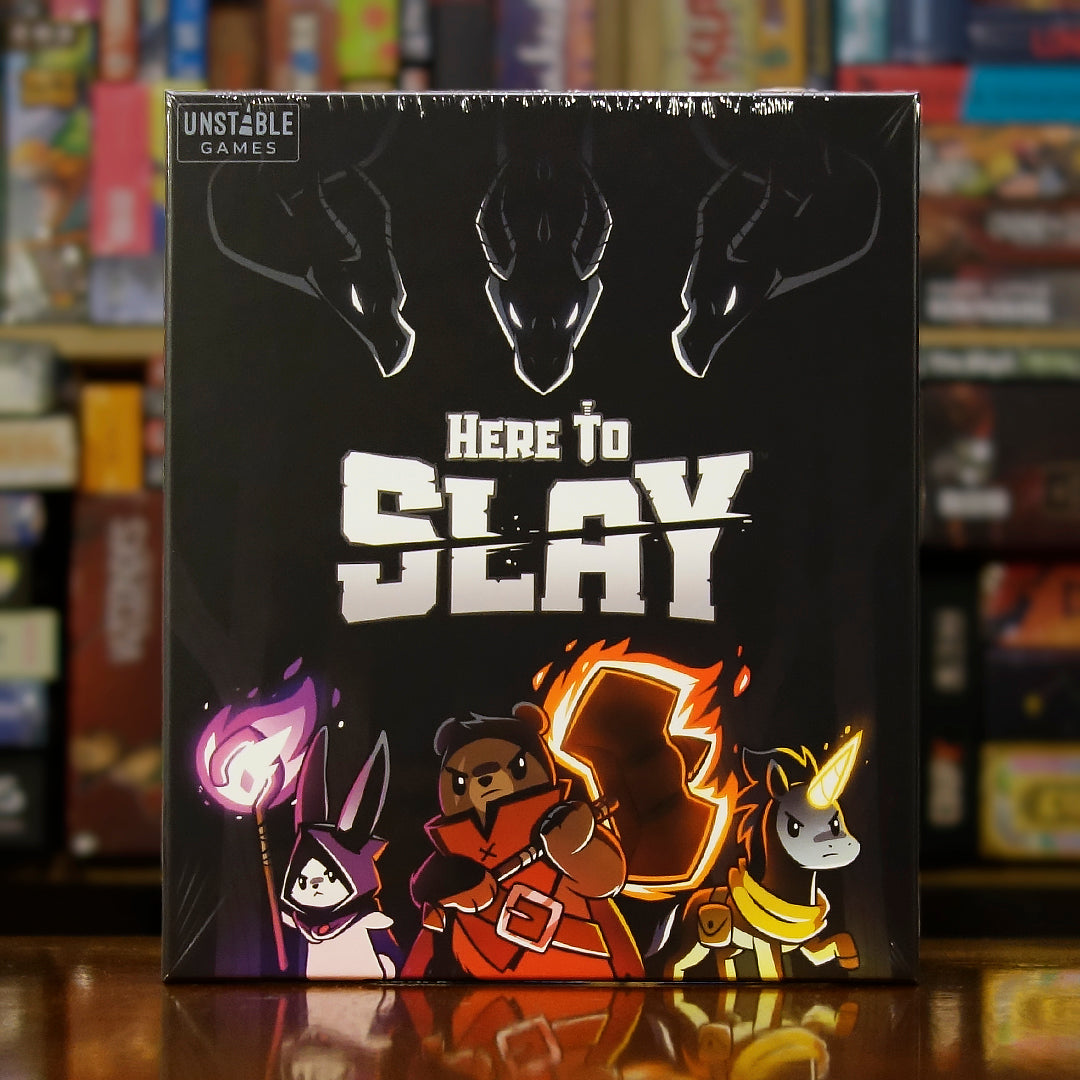 Portada del juego de mesa 'Here to Slay' disponible en Mana House - Fantasía. Animales, Cartas, Fantasía, Lucha.