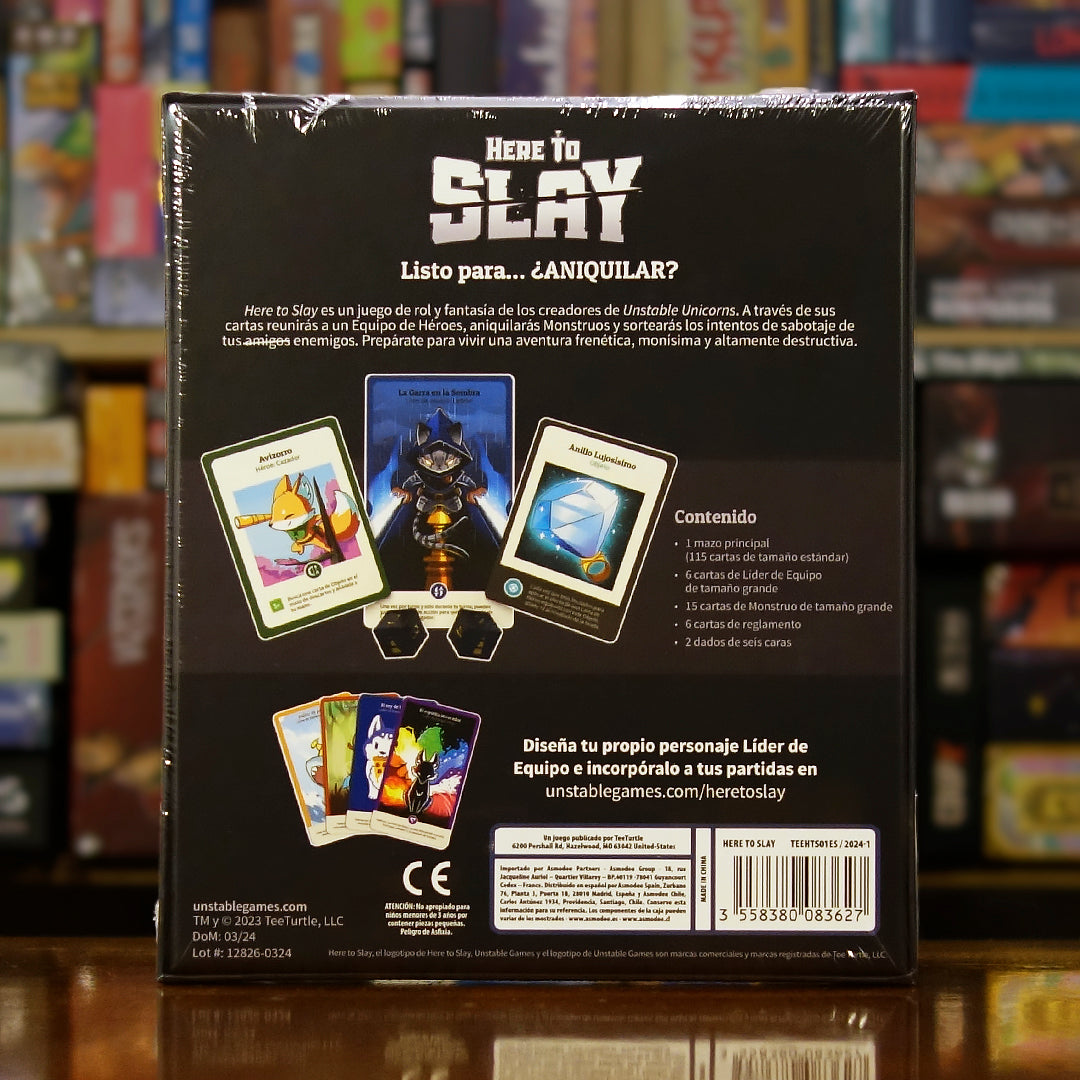 Vista trasera del juego de mesa 'Here to Slay' con detalles y componentes, en Mana House - Fantasía. Animales, Cartas, Fantasía, Lucha.