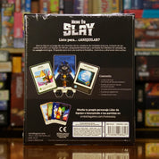 Vista trasera del juego de mesa 'Here to Slay' con detalles y componentes, en Mana House - Fantasía. Animales, Cartas, Fantasía, Lucha.