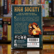 Trasera del juego 'High Society' disponible en Mana House – Juego de subastas con giros estratégicos, Pujas por cartas de lujo, Bonificadores y penalizaciones, Sorpresas en cada ronda, Diseño clásico de Knizia.