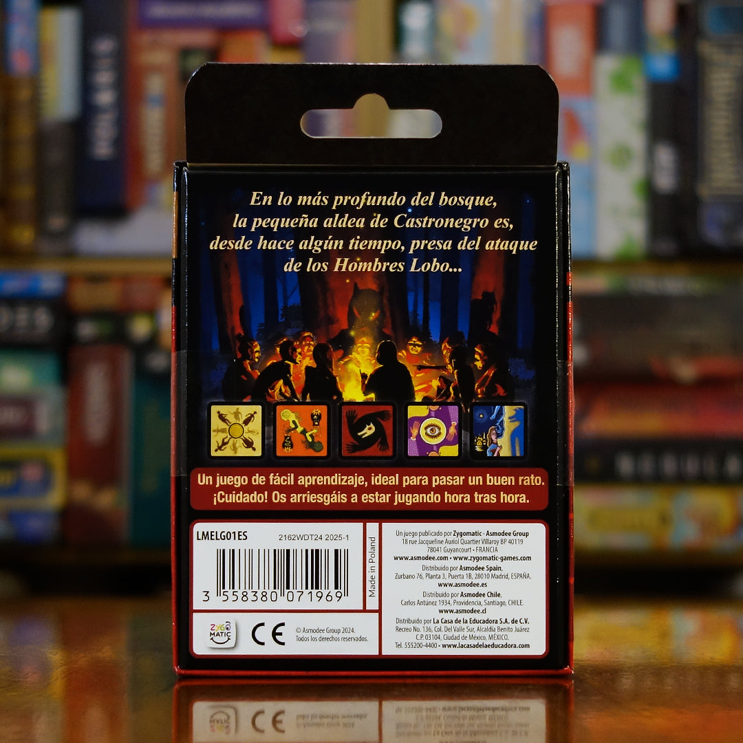 Trasera del juego 'Hombres Lobo de Castronegro' disponible en Mana House – Roles secretos, Lucha entre aldeanos y hombres lobo, Juego de sospecha e intriga, Ideal para grupos grandes, Alta rejugabilidad. The Werewolves of Miller's Hollow