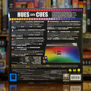 Trasera del juego Hues and Cues disponible en Mana House – Mecánica de dar pistas con palabras, Adivinanza de colores, Experiencias cotidianas como referencia, Diversión para 3 a 10 jugadores, Juego rápido y sencillo.