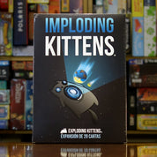Portada de la expansión 'Imploding Kittens' para 'Exploding Kittens' disponible en Mana House - Expansión, Fiesta, Cartas, Humor, Caos. Gatitos Explosivos