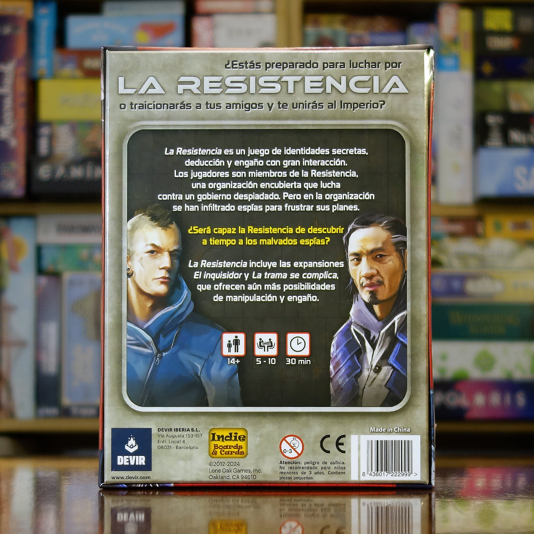 Trasera del juego La Resistencia disponible en Mana House – Roles ocultos, Mecánicas inspiradas en Mafia/Hombres Lobo, Sin eliminación de jugadores, Partidas de 30 minutos, Tensión y estrategia en equipo. The Resistance