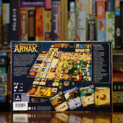 Trasera del juego 'Las Ruinas Perdidas de Arnak' disponible en Mana House – Mecánicas combinadas de gestión y exploración, Descubrimiento de artefactos y guardianes, Toma de decisiones tácticas, Rejugabilidad alta, Recursos y expediciones estratégicas. Lost Ruins of Arnak