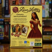 Trasera del juego Love Letter disponible en Mana House – Juego de deducción y riesgo, Princesa y pretendientes, Fichas serigrafiadas, Compatible hasta más jugadores, Partidas rápidas y estratégicas.