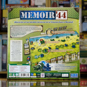 Trasera del juego Memoir ’44 disponible en Mana House – Escenarios recreados fielmente, Cartas de mando, Unidades con habilidades únicas, Sistema táctico accesible, Revive operaciones históricas en Europa Occidental.