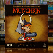 Portada del juego de mesa 'Munchkin' disponible en Mana House - Humor, Aventuras, Cartas, Fantasía, Competencia.