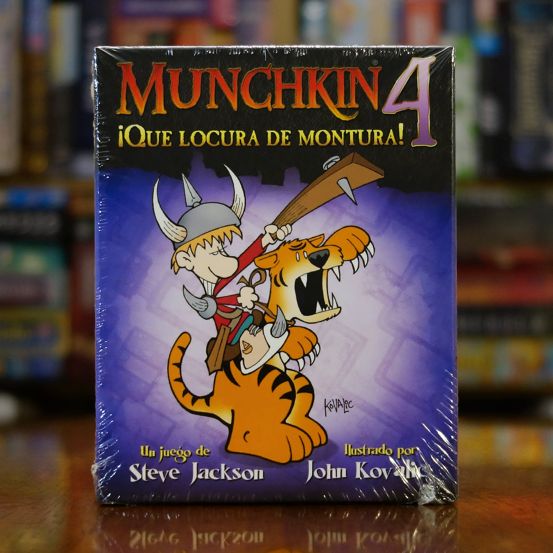 Portada de la expansión 'Munchkin 4: ¡Qué Locura de Montura!' disponible en Mana House – Expansión para Munchkin, Monturas legendarias y absurdas, Escuderos con habilidades especiales, Humor irreverente, Ilustraciones de John Kovalic. Munchkin 4 — The Need For Steed