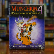 Portada de la expansión 'Munchkin 4: ¡Qué Locura de Montura!' disponible en Mana House – Expansión para Munchkin, Monturas legendarias y absurdas, Escuderos con habilidades especiales, Humor irreverente, Ilustraciones de John Kovalic. Munchkin 4 — The Need For Steed