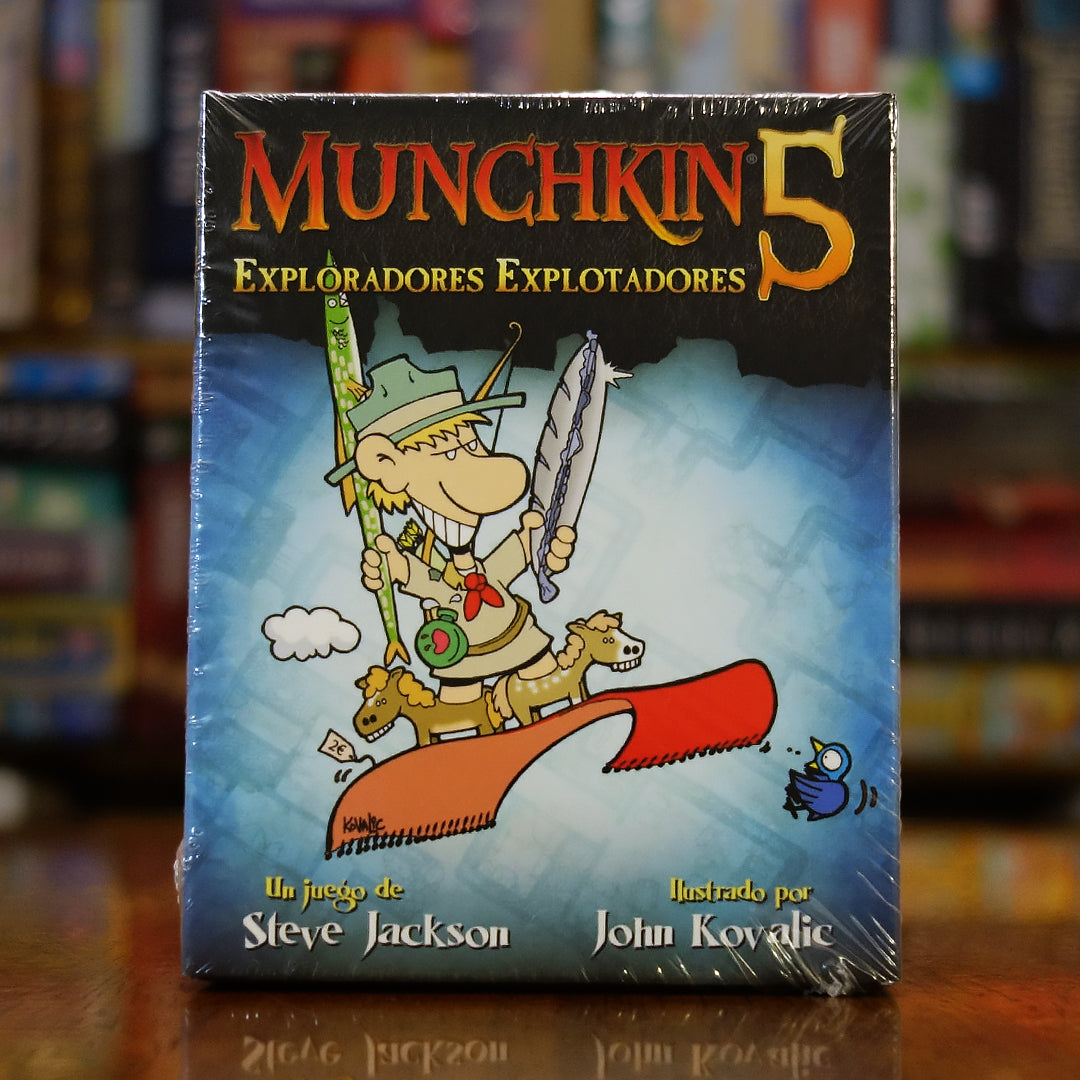 Portada de la expansión 'Munchkin 5: Exploradores Explotadores' disponible en Mana House – Expansión para Munchkin, Nuevas cartas y monstruos, Clase de personaje adicional, Humor satírico, Ilustraciones de John Kovalic. Munchkin 5 — De-Ranged