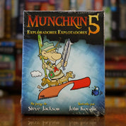 Portada de la expansión 'Munchkin 5: Exploradores Explotadores' disponible en Mana House – Expansión para Munchkin, Nuevas cartas y monstruos, Clase de personaje adicional, Humor satírico, Ilustraciones de John Kovalic. Munchkin 5 — De-Ranged
