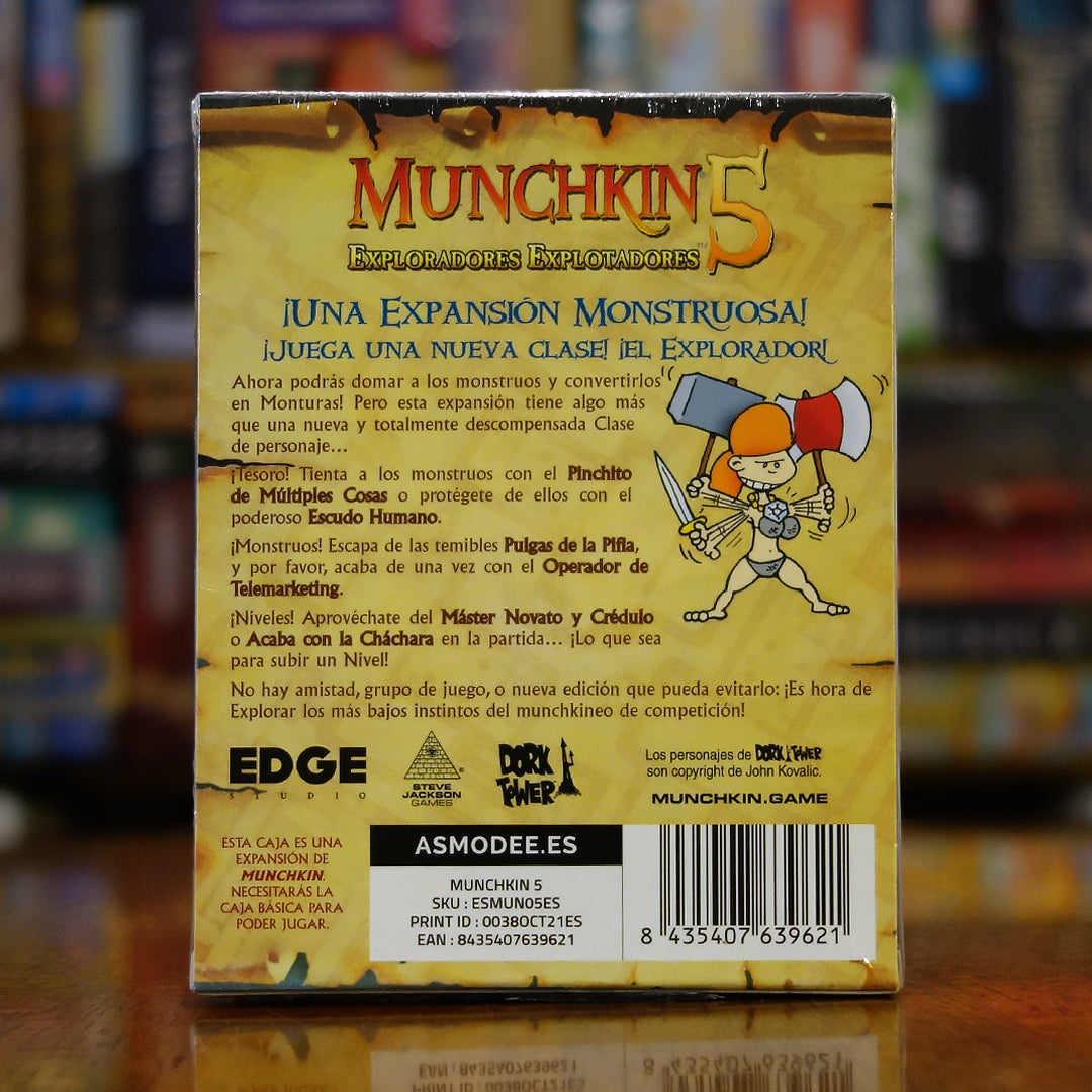 Trasera de la expansión 'Munchkin 5: Exploradores Explotadores' disponible en Mana House – Monturas domadas, Objetos y tesoros absurdos, Nuevos monstruos y retos, Estilo cómico y competitivo. Munchkin 5 — De-Ranged