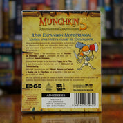 Trasera de la expansión 'Munchkin 5: Exploradores Explotadores' disponible en Mana House – Monturas domadas, Objetos y tesoros absurdos, Nuevos monstruos y retos, Estilo cómico y competitivo. Munchkin 5 — De-Ranged