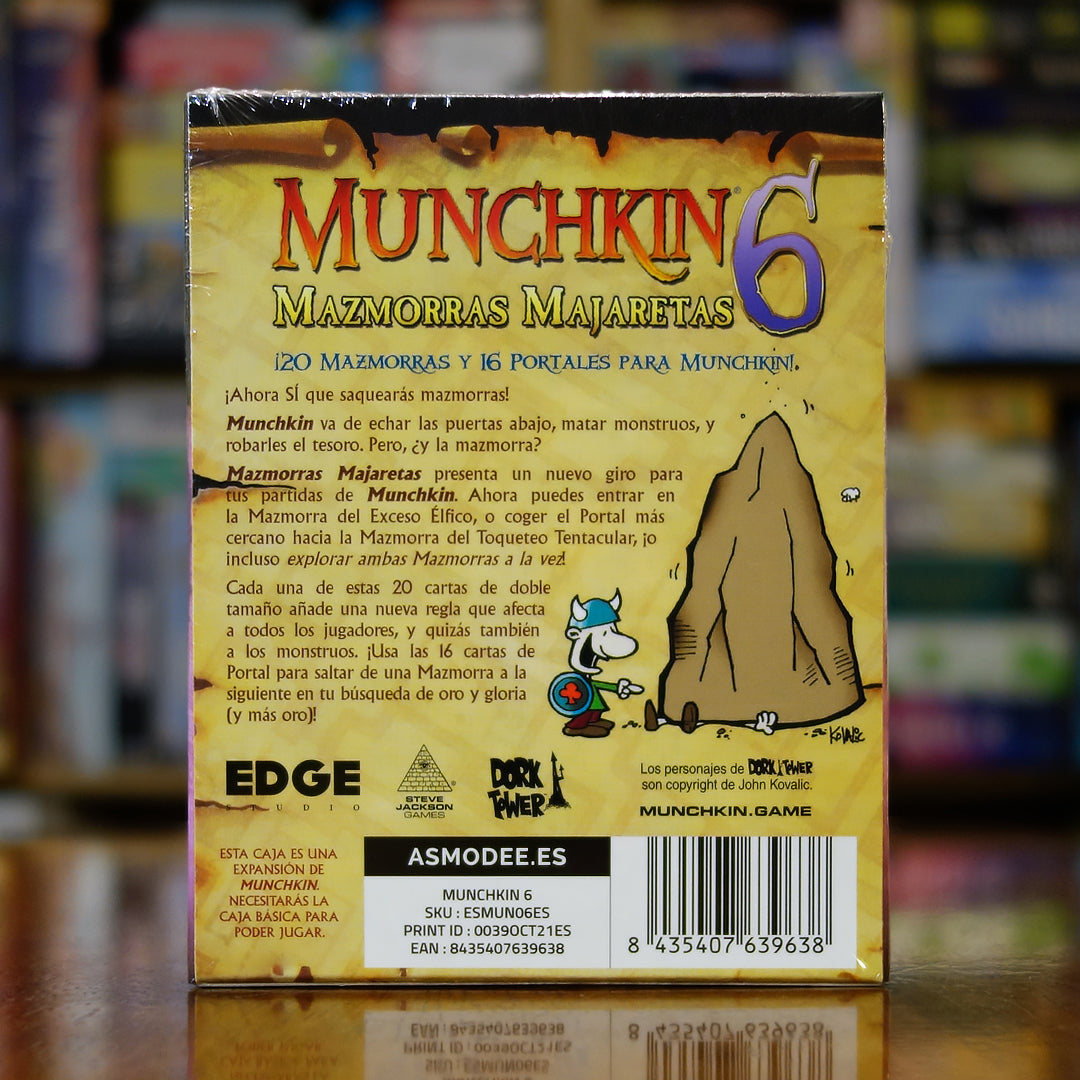 Trasera del juego Munchkin 6: Mazmorras Majaretas disponible en Mana House – 20 cartas de Mazmorra de doble tamaño, 16 cartas de Portal, Nuevas reglas globales, Experiencia caótica y divertida, Expansión para fans de Munchkin. Munchkin 6: Demented Dungeons