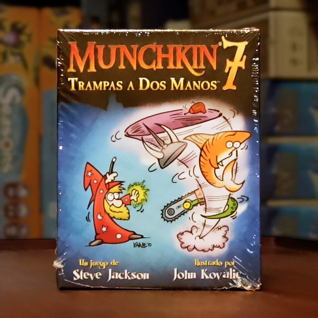 Portada de la expansión Munchkin 7: Trampas a Dos Manos disponible en Mana House – Expansión para Munchkin, Cartas poderosas, Ultra Munchkin, Nuevos monstruos y objetos, Humor absurdo y competitivo. Cheat With Both Hands