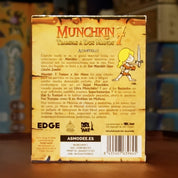 Trasera de la expansión Munchkin 7: Trampas a Dos Manos disponible en Mana House – Diseñada para combinar varios sets de Munchkin, Nuevos potenciadores de monstruos y objetos, Cartas de raza y clase mejoradas, Más caos y estrategia, Requiere juego base. Cheat With Both Hands